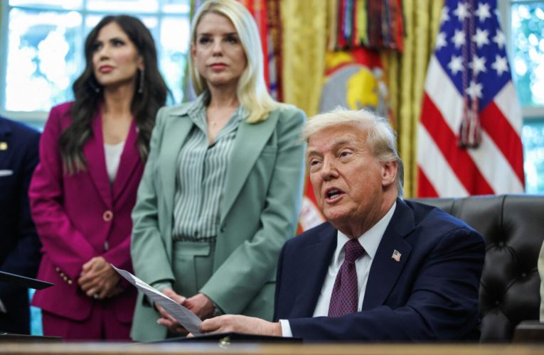 Dezvăluiri din cercul apropiat al lui Trump: nu-i ascultă pe consilieri, se enervează și improvizează