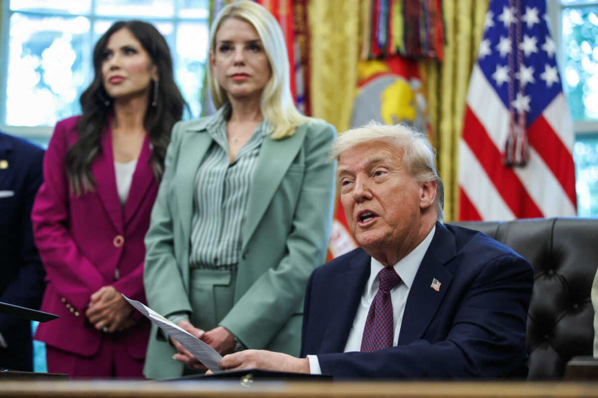 Dezvăluiri din cercul apropiat al lui Trump: nu-i ascultă pe consilieri, se enervează și improvizează