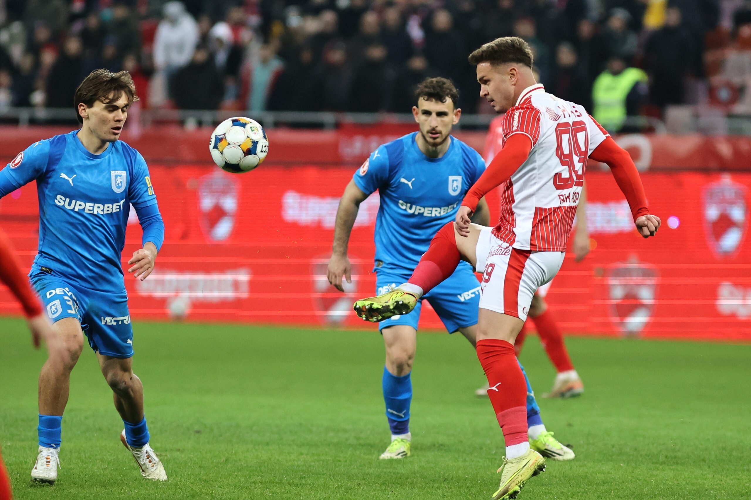 Dinamo București și Universitatea Craiova joacă pentru calificarea în finala Cupei României