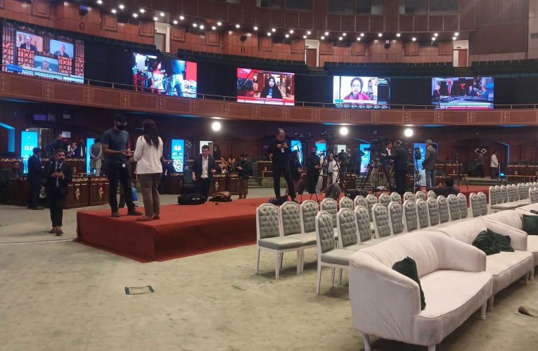 Diplomații încearcă să organizeze noi discuții între SUA și Iran în prima zi a blocadei americane