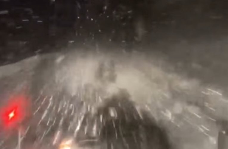 DN7A sub zăpadă: utilajele intervin pe șoselele montane din județul Vâlcea