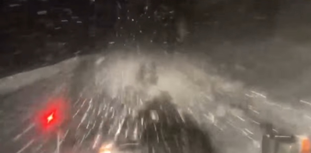 DN7A sub zăpadă: utilajele intervin pe șoselele montane din județul Vâlcea