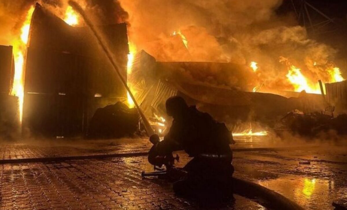 Doi tineri arestați preventiv deoarece au dat foc unei case din Galați