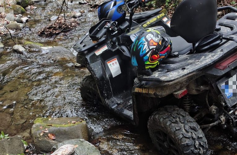 Doi tineri au căzut cu ATV-ul opt metri într-un pârâu, pe Valea Păușa. Intervenție de urgență a jandarmilor montani din Călimănești