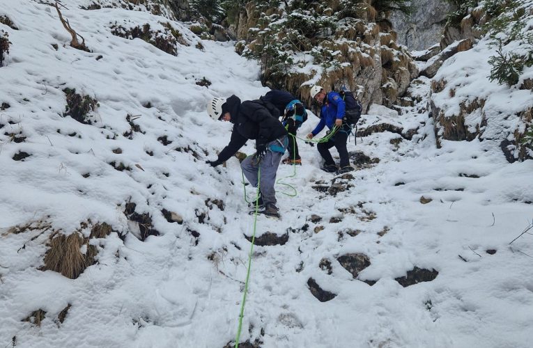 Doi turiști blocați într-o zonă greu accesibilă din Masivul Piatra Craiului au fost salvați de jandarmii montani
