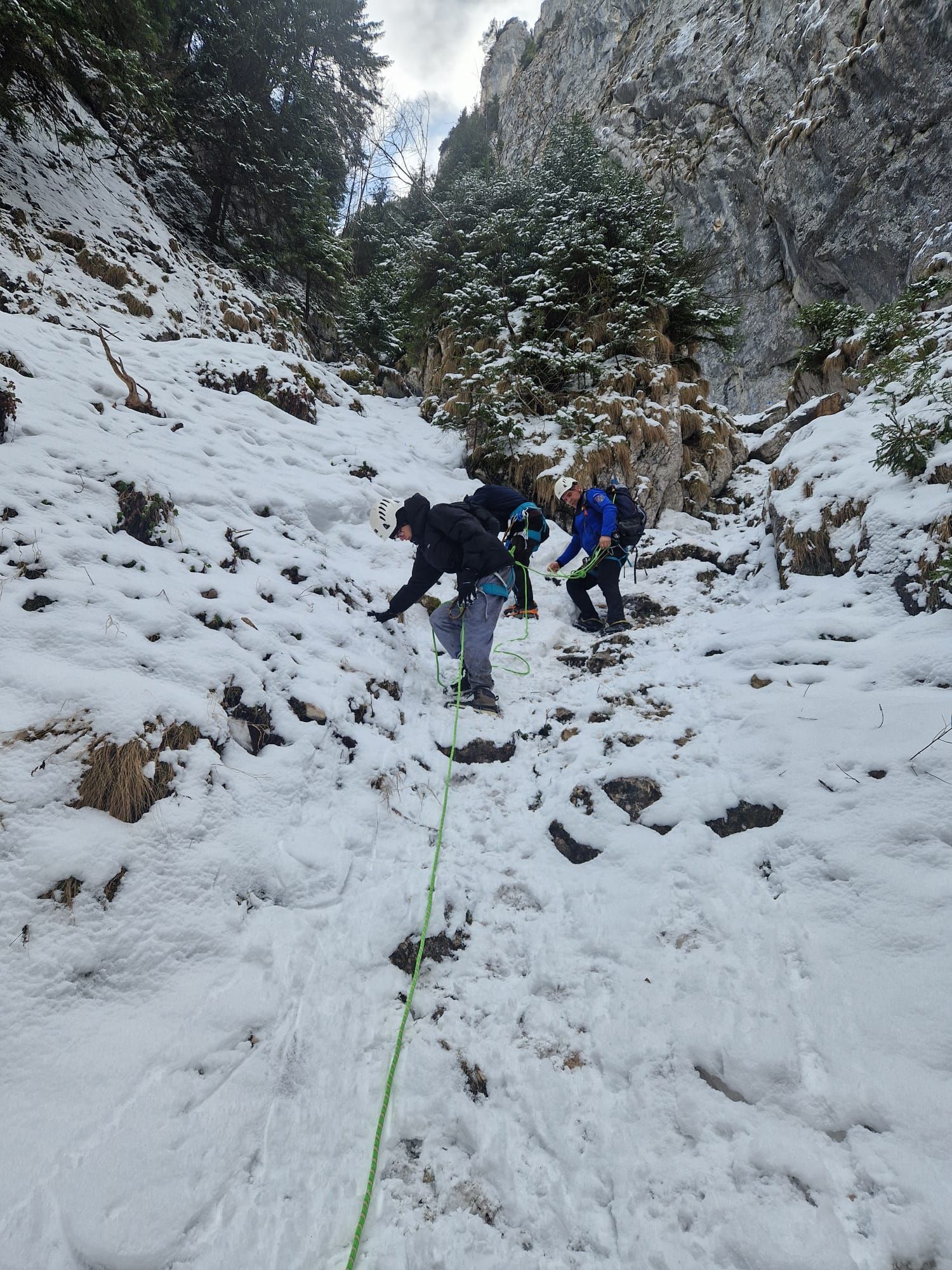 Doi turiști blocați într-o zonă greu accesibilă din Masivul Piatra Craiului au fost salvați de jandarmii montani