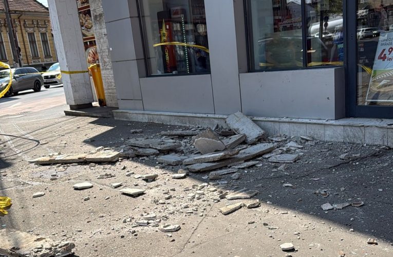 Dominic Fritz, intervenție după un incident periculos: „De pe fațada unui bloc vechi s-au desprins plăci de beton și au căzut pe trotuar. Vor urma noi amenzi”