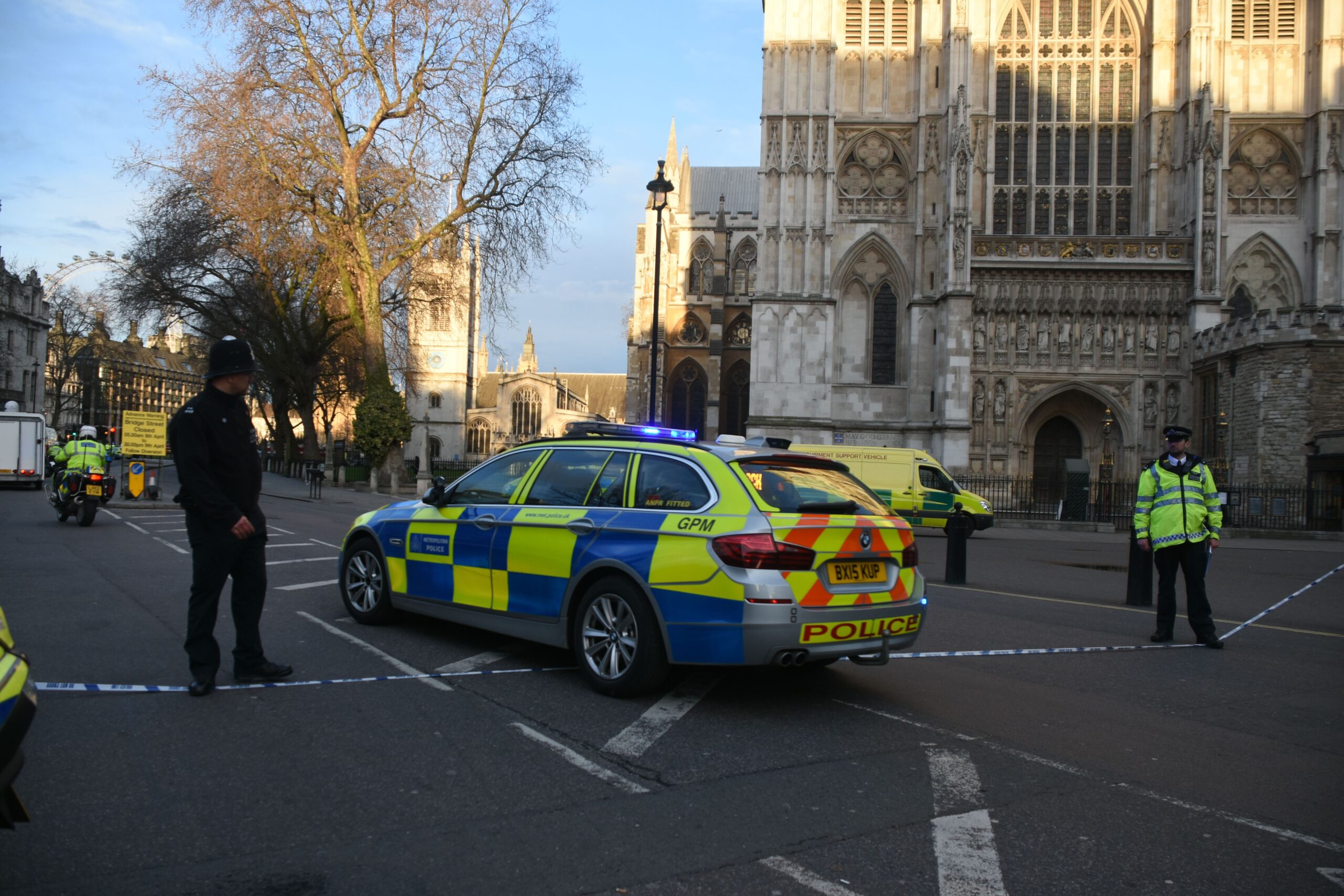 Două persoane au fost rănite în urma unui atac cu cuțitul la Londra. Suspectul a fost reținut