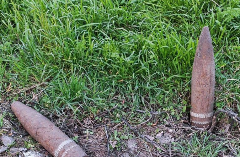 Două proiectile neexplodate, descoperite într-un sat din Galați