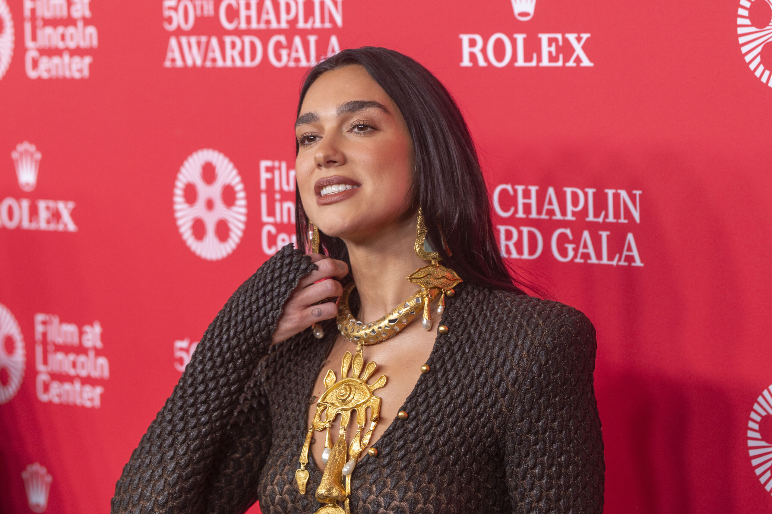 Dua Lipa, influencer în lumea cărților: cum a devenit popstarul britanic o voce și în literatură
