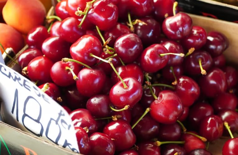 E timpul pentru rate: au apărut cireșele și costă 180 de lei kg