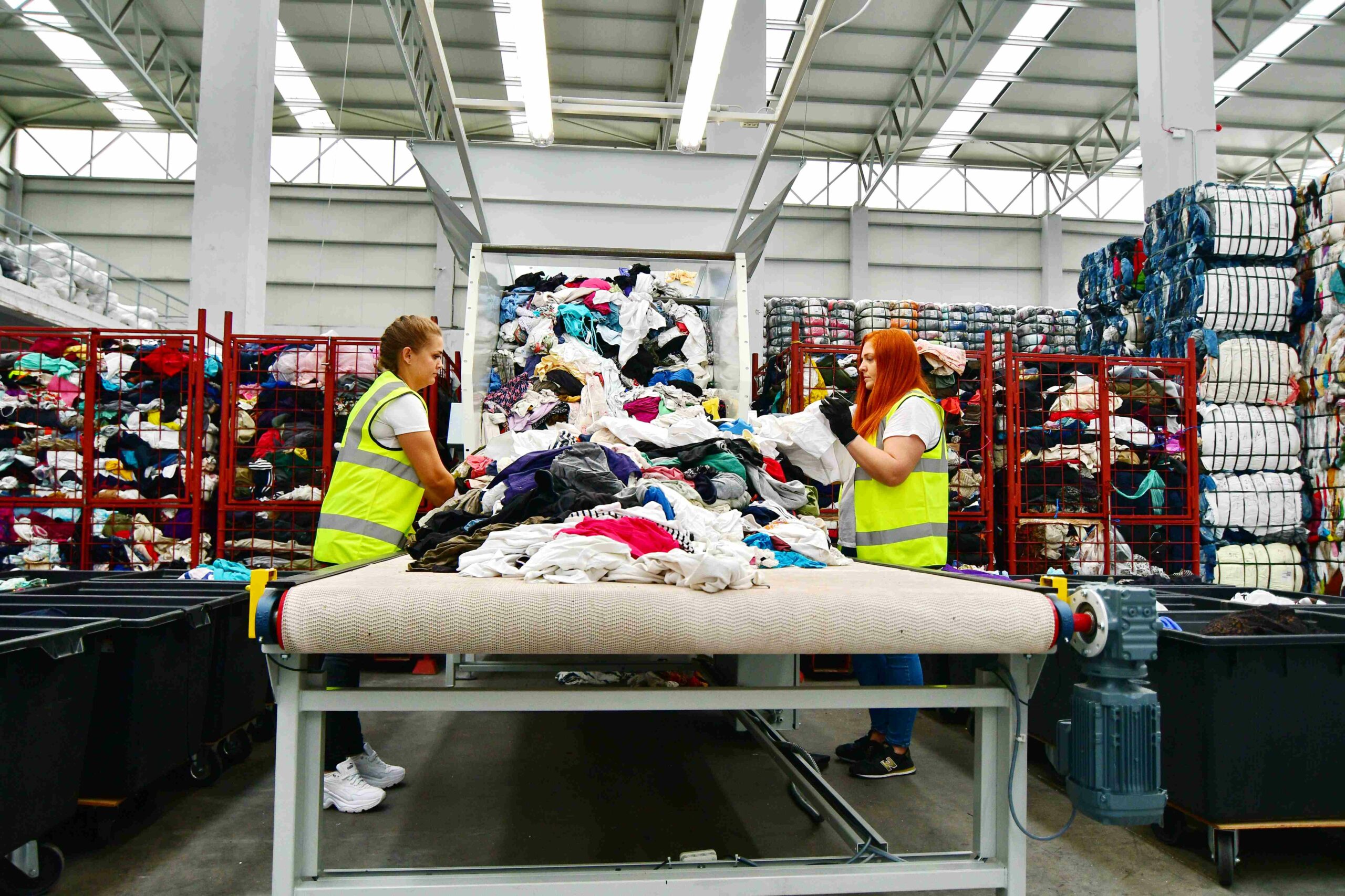 Este posibil să rămânem fără magazine de produse second-hand / Proiectul de OUG al Ministerului Mediului privind produsele reutilizabile are cerințe „imposibil de pus în practică”