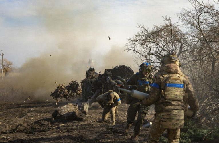 Experiment ucrainean în timpul armistițiului: trei prizonieri ruși îmbrăcați neutru și cu steaguri albe, eliberați pe linia frontului