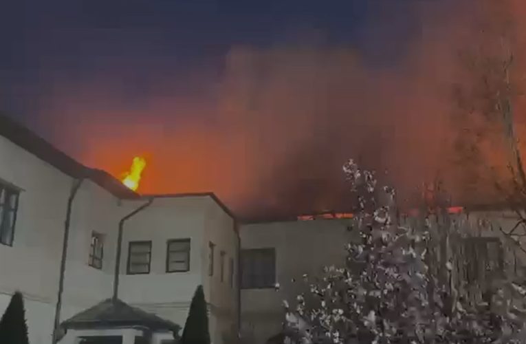 Foc puternic la Mănăstirea Bistrița. 10 autospeciale intervin pentru a salva chiliile de la flăcări