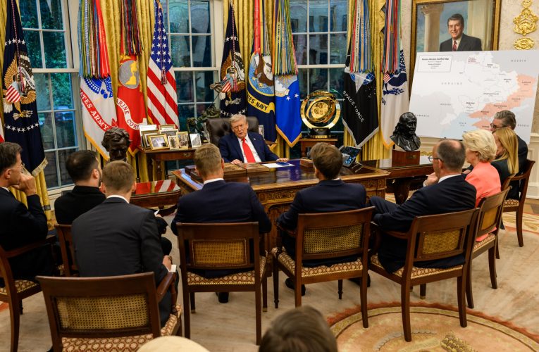 FT: Trump a amenințat că va opri livrările de arme către Ucraina dacă Europa nu se alătură coaliției pentru redeschiderea Strâmtorii Ormuz