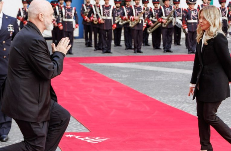 Galanterie la nivel înalt. Premierul unei țări a îngenuncheat în fața șefei Guvernului italian