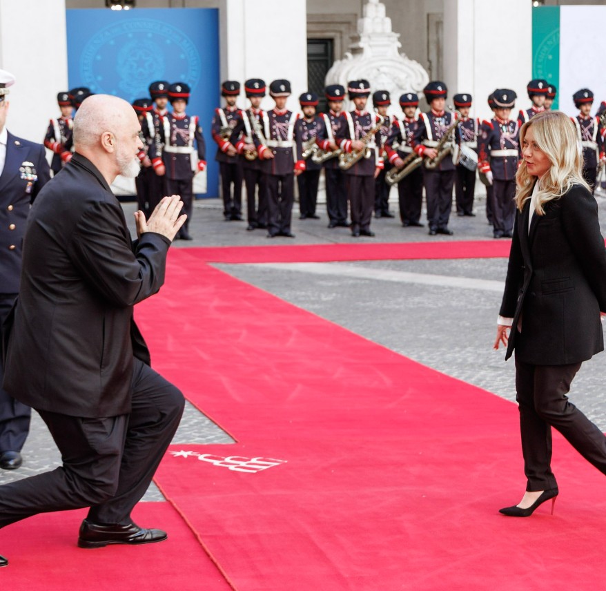 Galanterie la nivel înalt. Premierul unei țări a îngenuncheat în fața șefei Guvernului italian