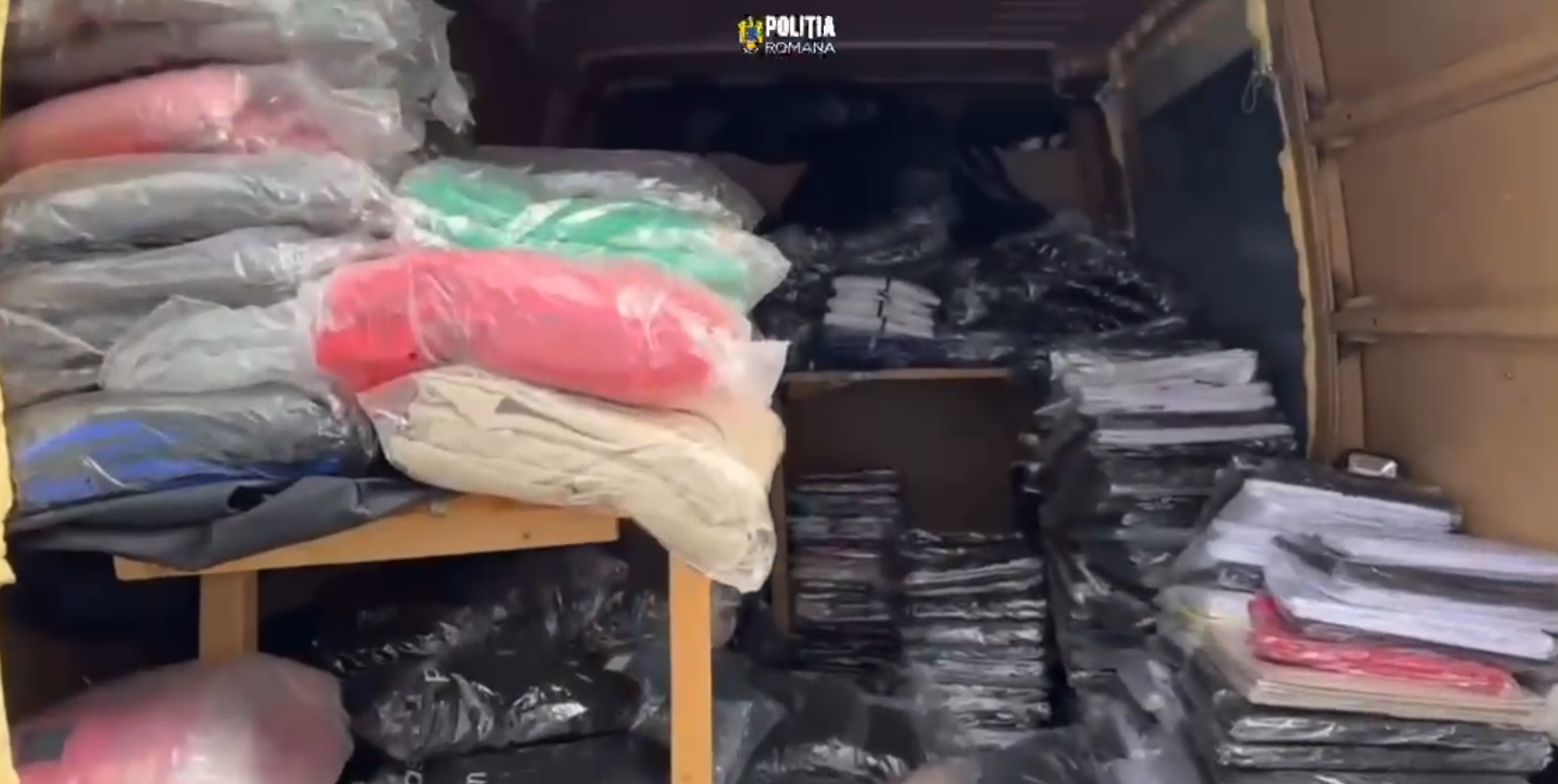 Haine și parfumuri de contrabandă, evaluate la peste 12.000 de lei, confiscate de polițiști în Sectorul 2