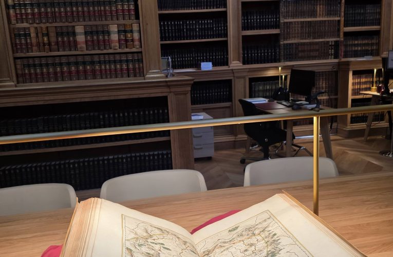 Hărți vechi ale României și Transilvaniei, cu Alba-Iulia în prim-plan, într-o bibliotecă din Franța