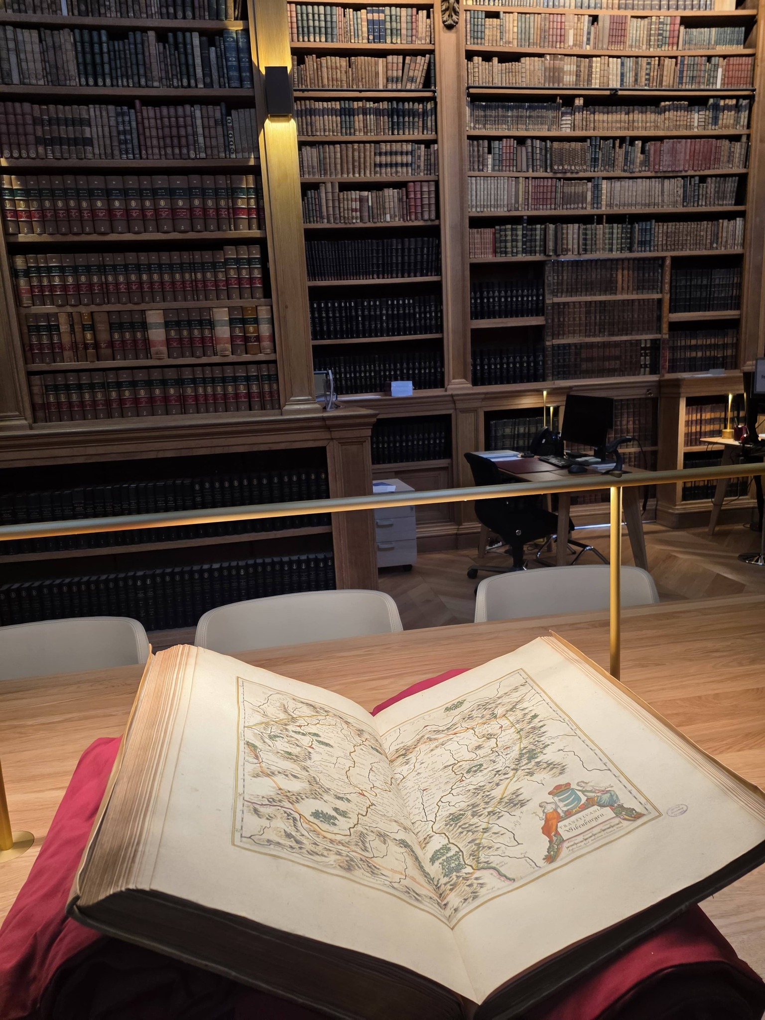 Hărți vechi ale României și Transilvaniei, cu Alba-Iulia în prim-plan, într-o bibliotecă din Franța