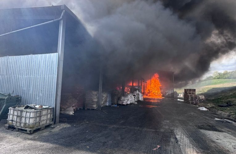 Incendiu cu degajări mari de fum la o hală din județul Sălaj. A fost emis mesaj Ro-Alert