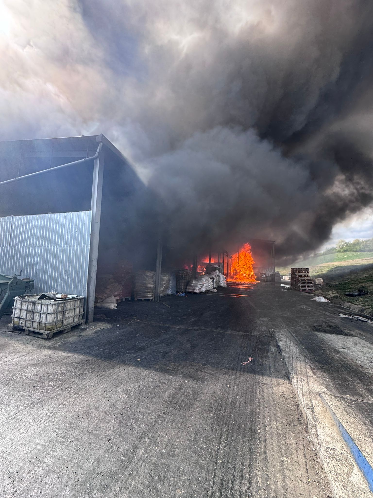 Incendiu cu degajări mari de fum la o hală din județul Sălaj. A fost emis mesaj Ro-Alert