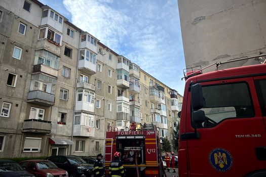 Incendiu într-o garsonieră din Sibiu. Un bărbat a murit carbonizat; 21 de persoane au fost evacuate