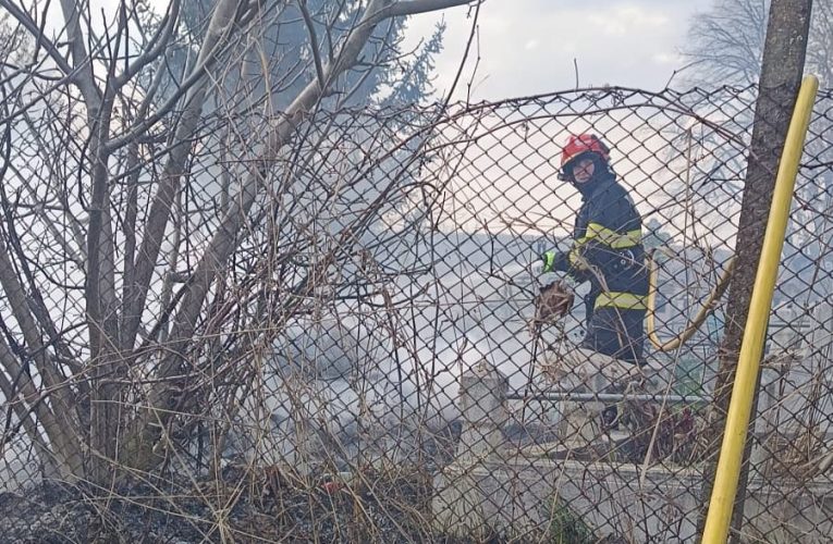 Incendiu într-un cimitir din Botoșani pornit de la o lumânare