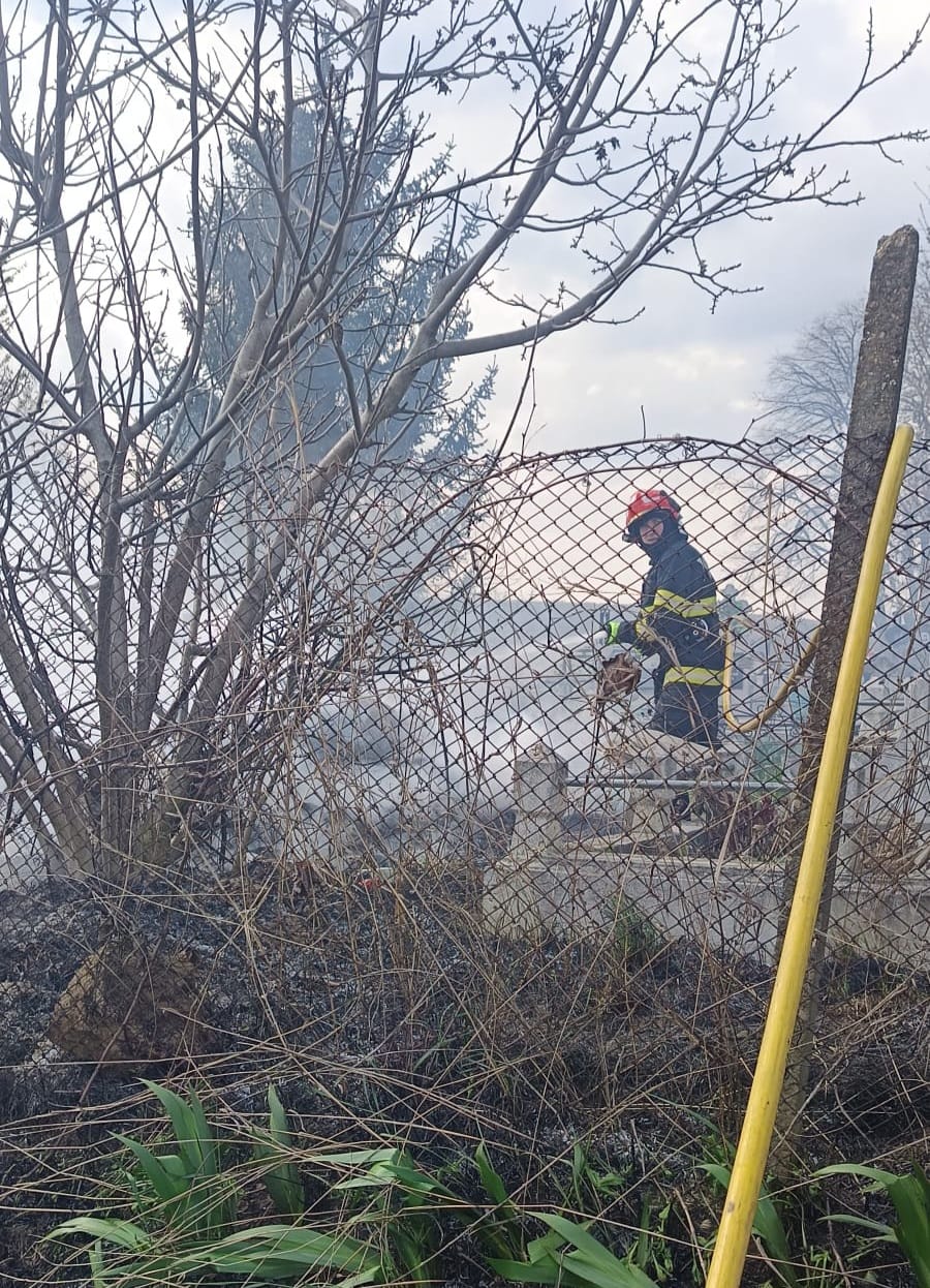 Incendiu într-un cimitir din Botoșani pornit de la o lumânare