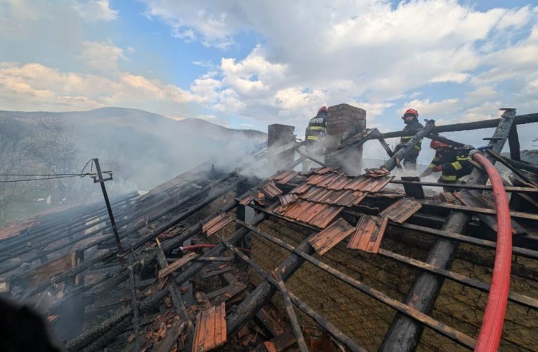 Incendiu la o locuință din Nehoiu. Proprietarul, scos din stop cardio-respirator de pompieri