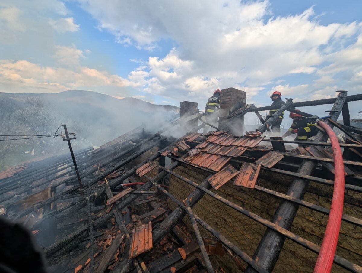 Incendiu la o locuință din Nehoiu. Proprietarul, scos din stop cardio-respirator de pompieri