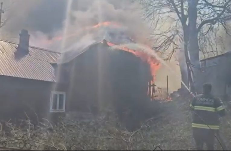 Incendiu puternic într-un sat din Vrancea. Flăcările s-au extins la 32 de case