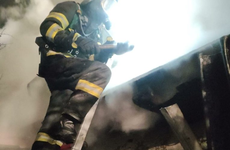 Incendiu uriaș la un service auto din Galați. Pompierii au descoperit o victimă, misiunea continuă