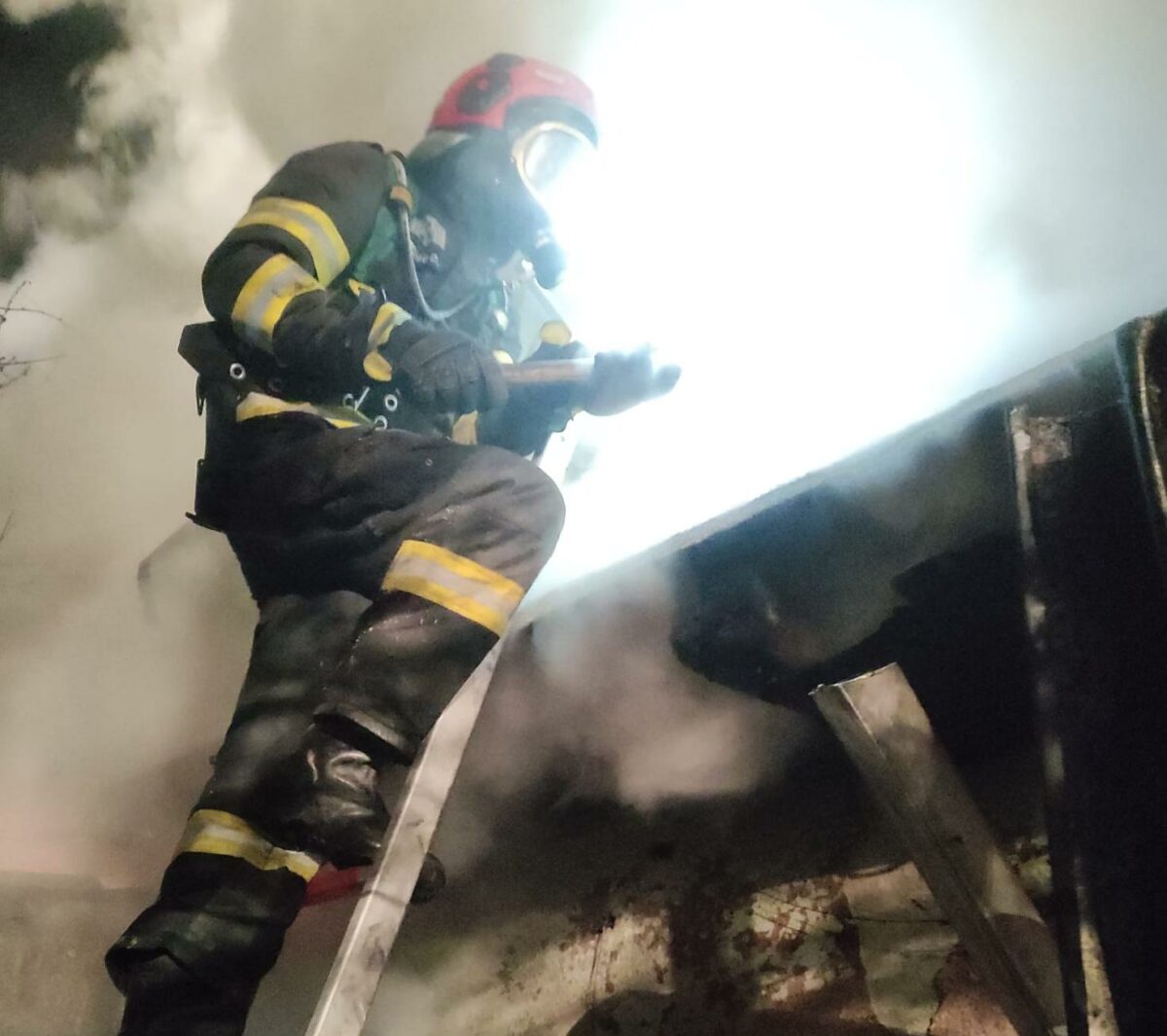 Incendiu uriaș la un service auto din Galați. Pompierii au descoperit o victimă, misiunea continuă