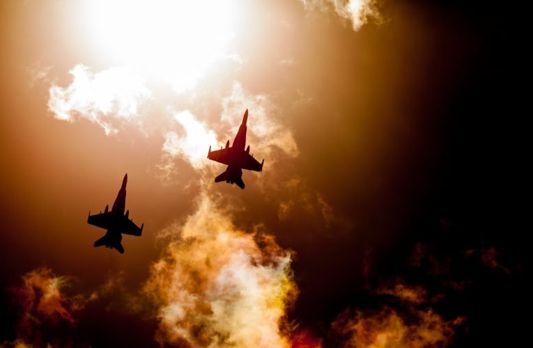 Incident incredibil. Două avioane militare s-au ciocnit în aer deoarece piloții făceau fotografii