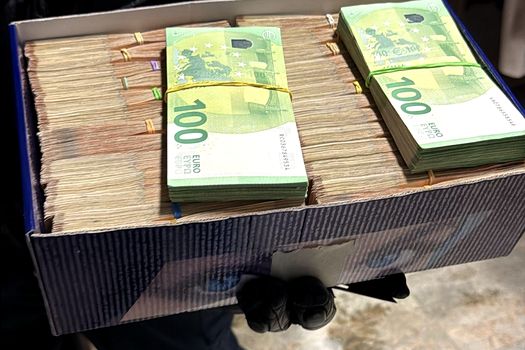 Interceptări DNA: Procurorii l-au supravegheat pe șeful ARR, Cristian Anton, în timp ce își număra banii, în șoaptă, în propria casă: „1, 2, 3.. 8, 9. ‘Ai să-mi bag ****! ”Anton se urca cu o scară inclusiv pe blatul mobilierului de bucătărie și vorbea singur când verifica banii: „Să-l iau, în **** mea … Hai aici!”