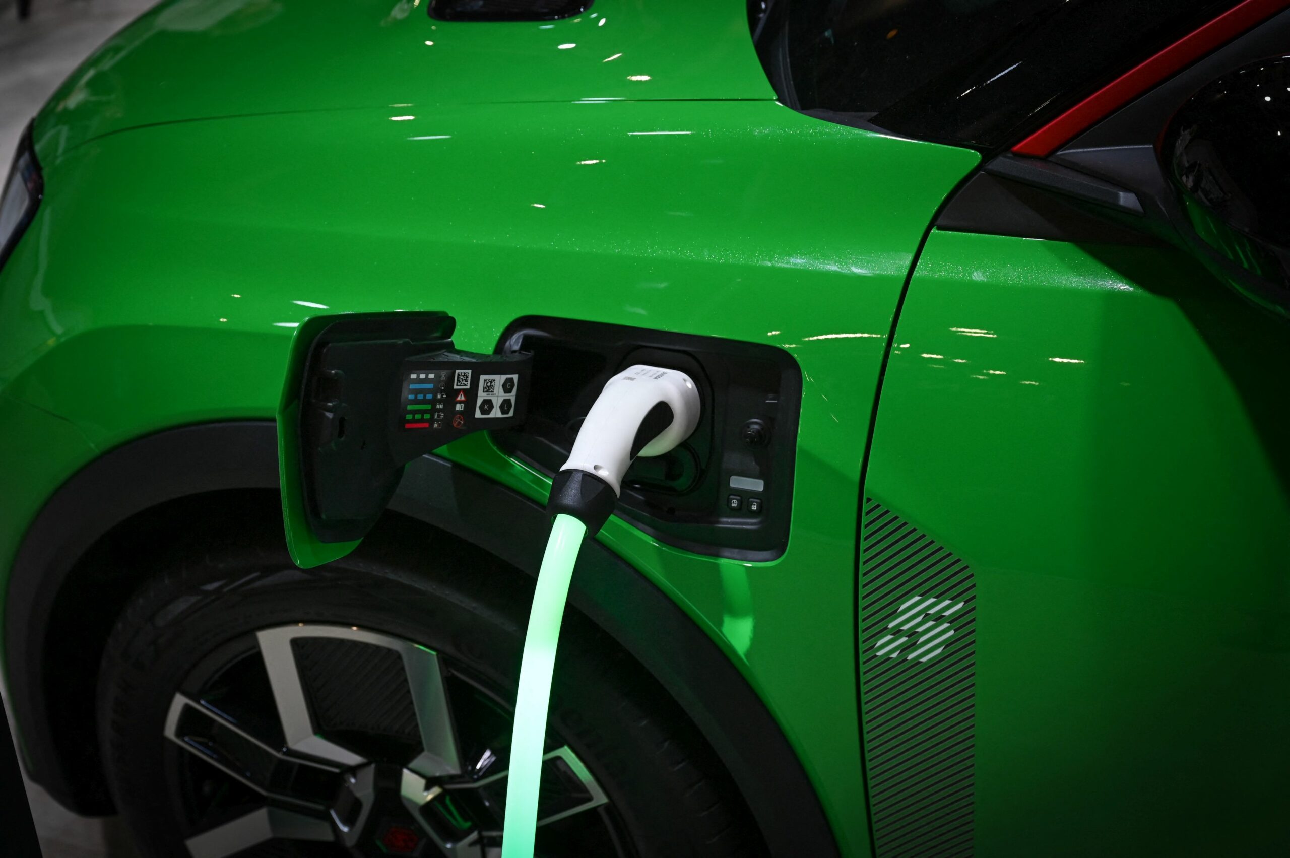 Interesul pentru vehiculele electrice crește în Europa, pe fondul creșterii prețurilor la combustibili din cauza războiului din Iran