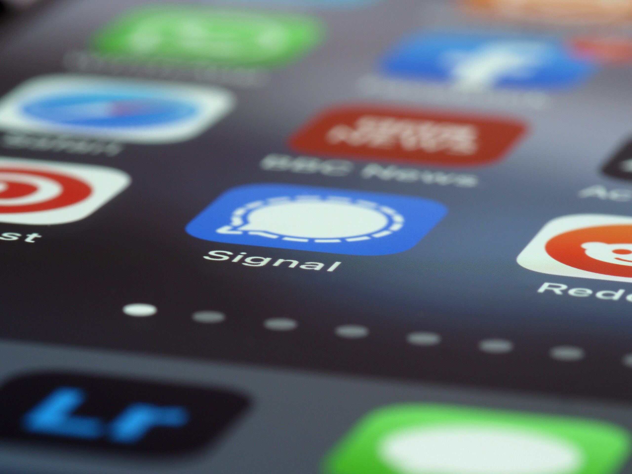 Investigație CNN: o rețea globală de bărbați își împărtășește metodele de drogare și viol al propriilor soții