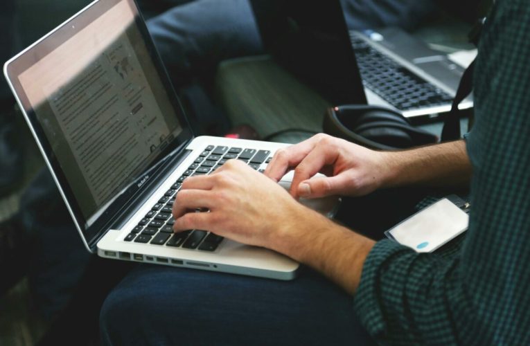 IT-ul nu mai angajează ca înainte: și seniorii caută joburi luni întregi