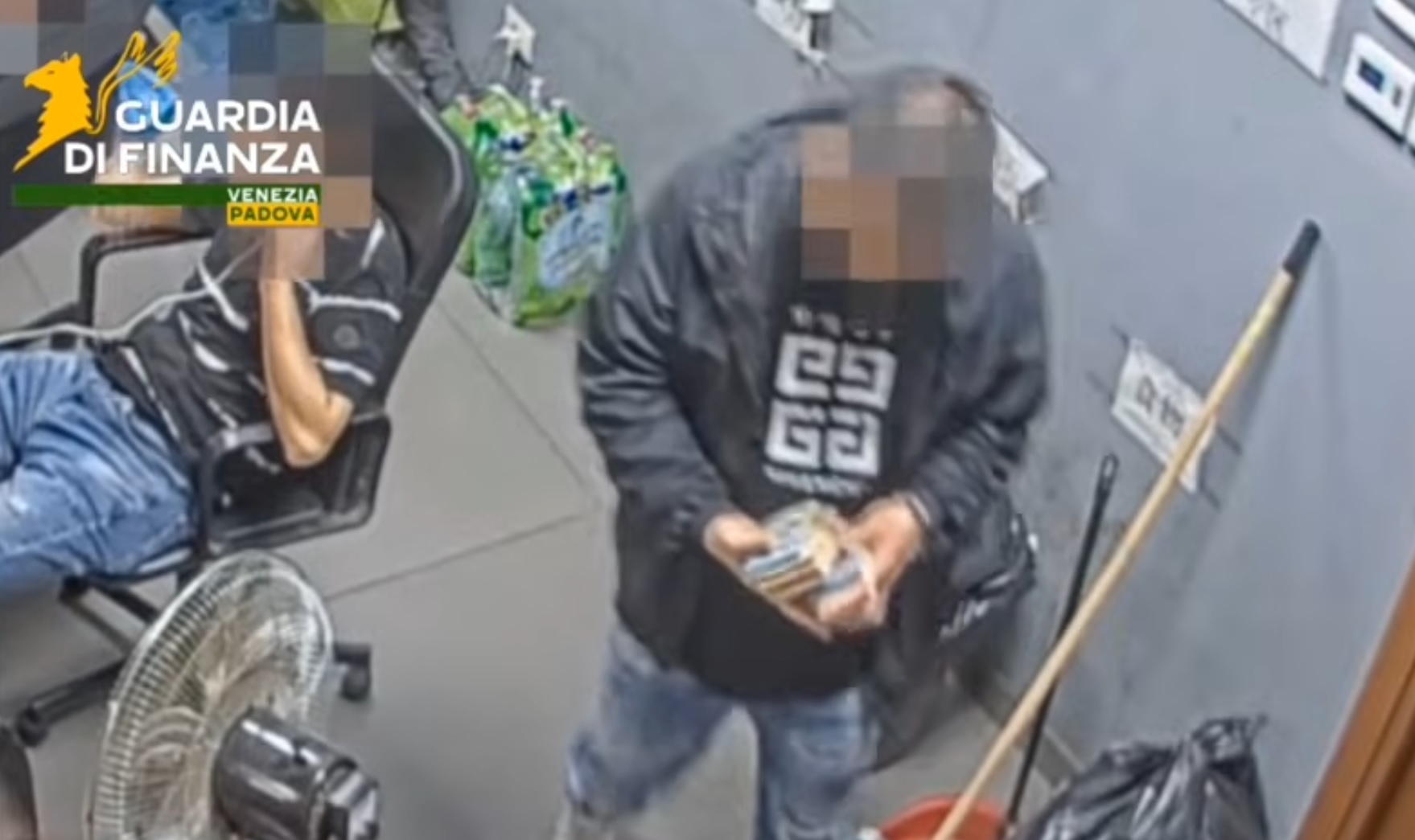 Italia: bancă clandestină descoperită la Padova. Milioane de euro spălate, 12 persoane arestate