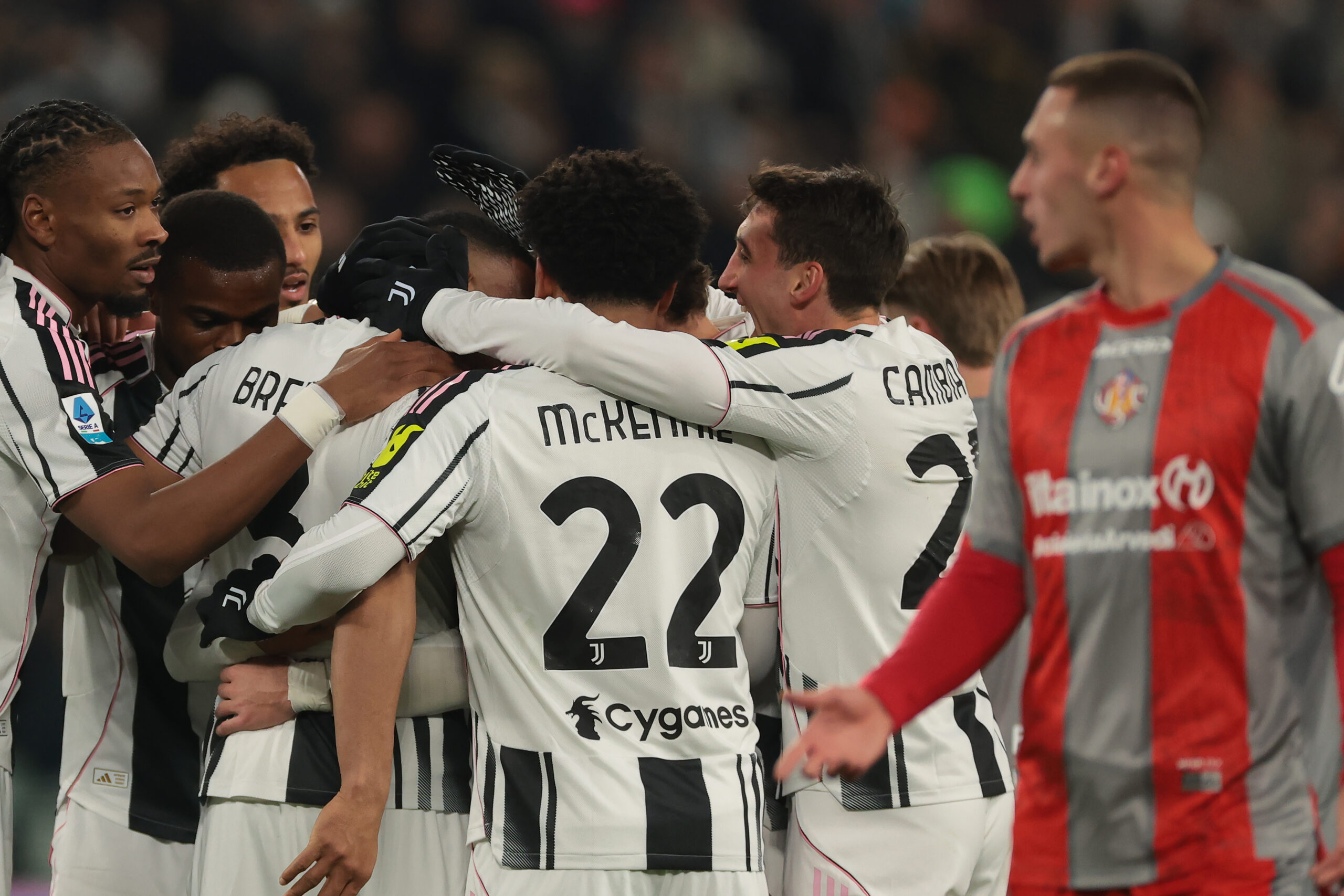 Juventus învinge Genoa și se apropie la un punct de locurile de Champions League