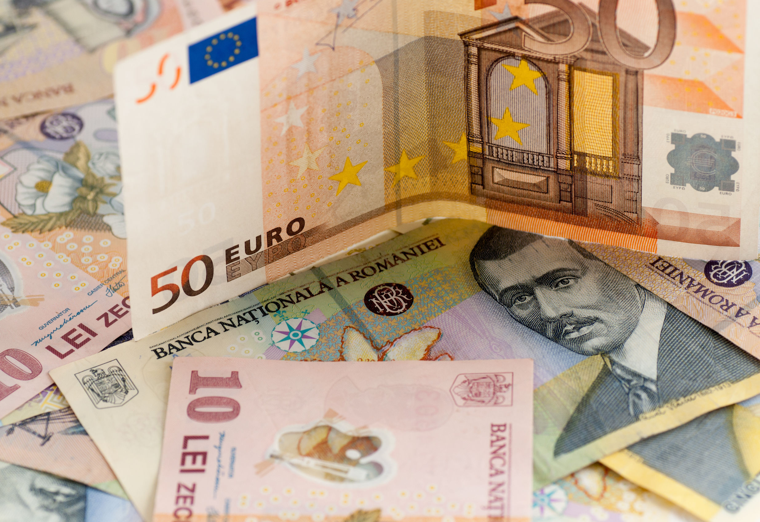 Leul se depreciază puternic, pe fondul crizei politice. Euro a ajuns la 5,145 lei