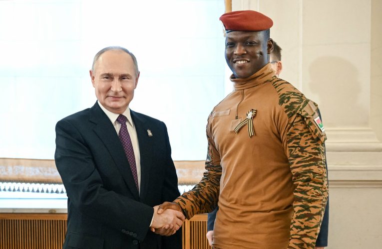 Liderul militar din Burkina Faso spune că țara trebuie să „uite” de democrație