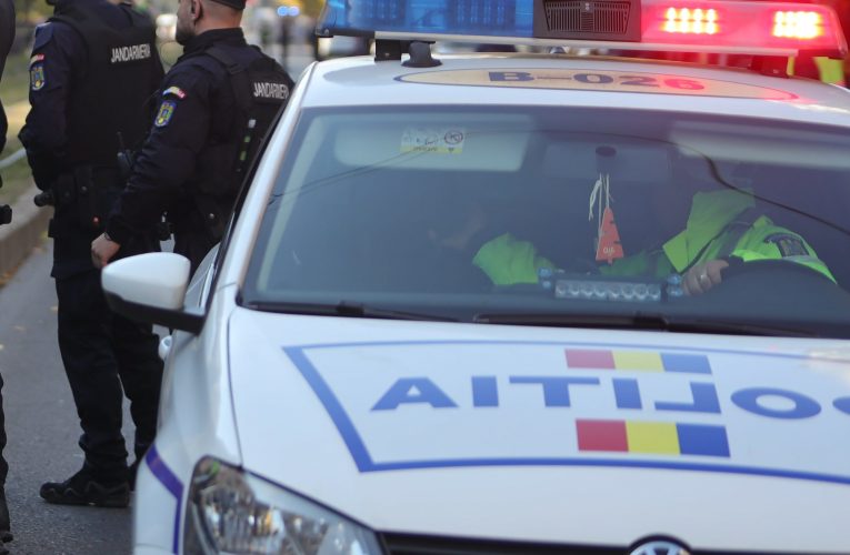Mai multe persoane au vandalizat o mașină de poliție în Sectorul 4