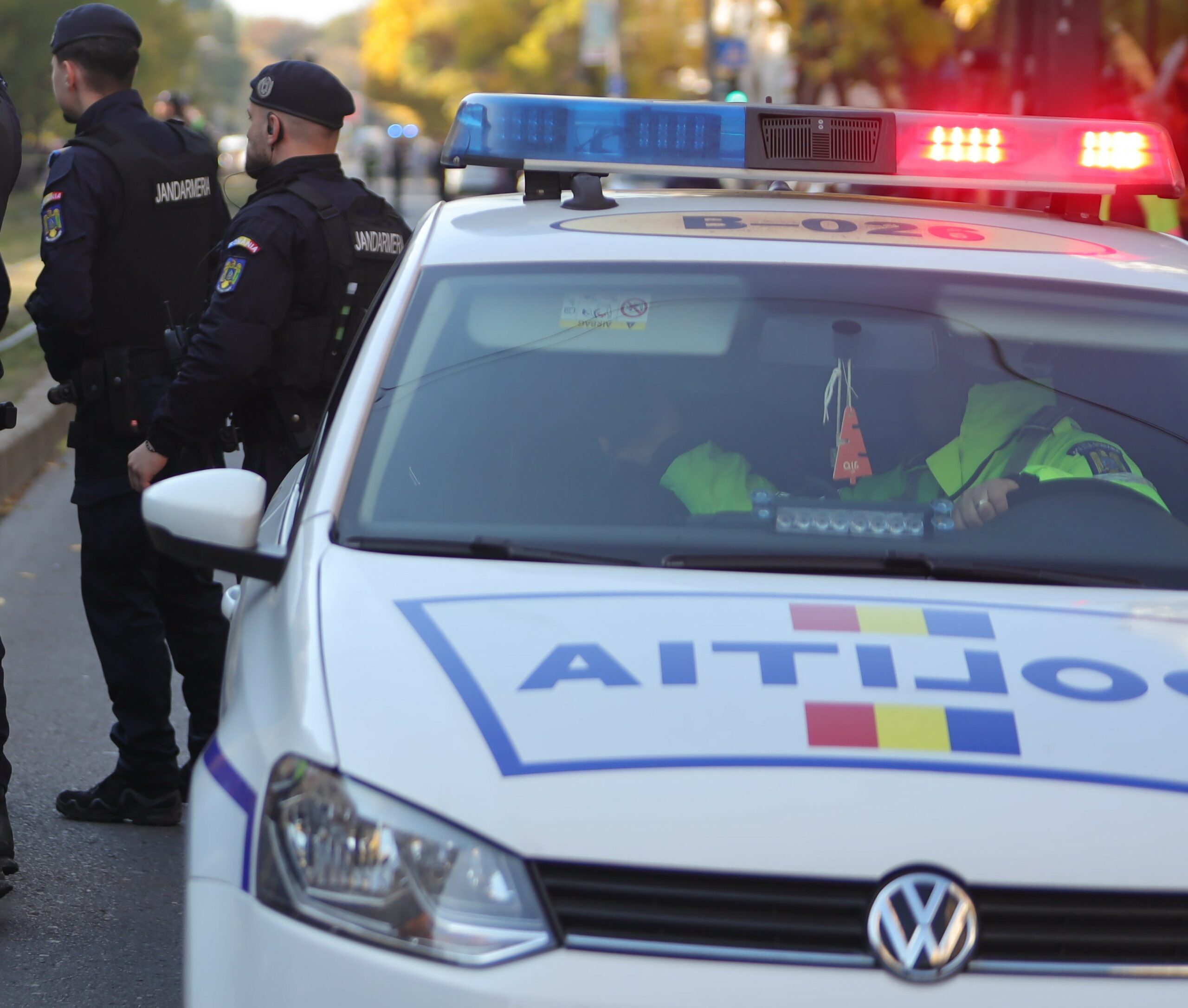 Mai multe persoane au vandalizat o mașină de poliție în Sectorul 4