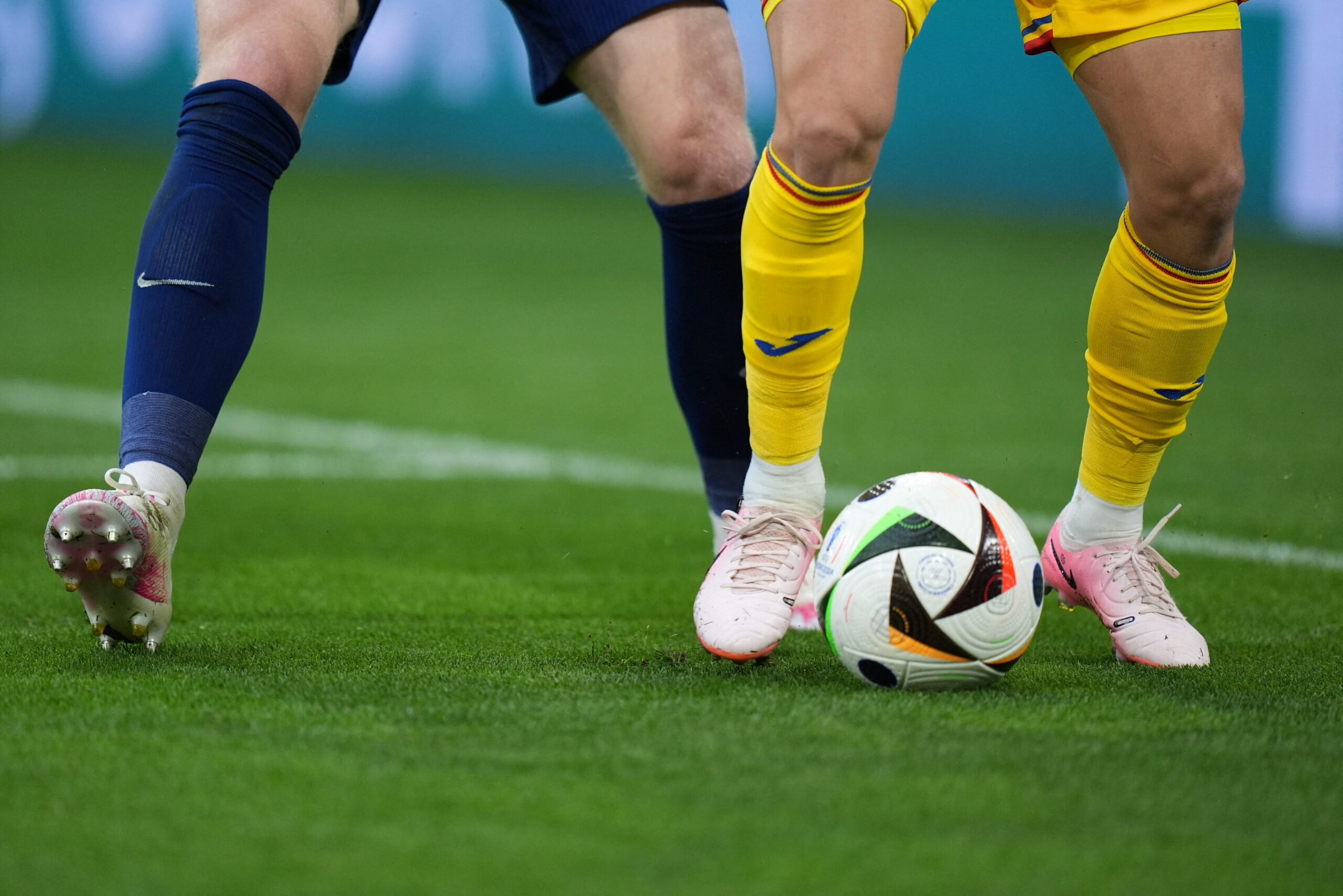 Meciuri de fotbal trucate în România. Cinci persoane sunt cercetate de polițiști