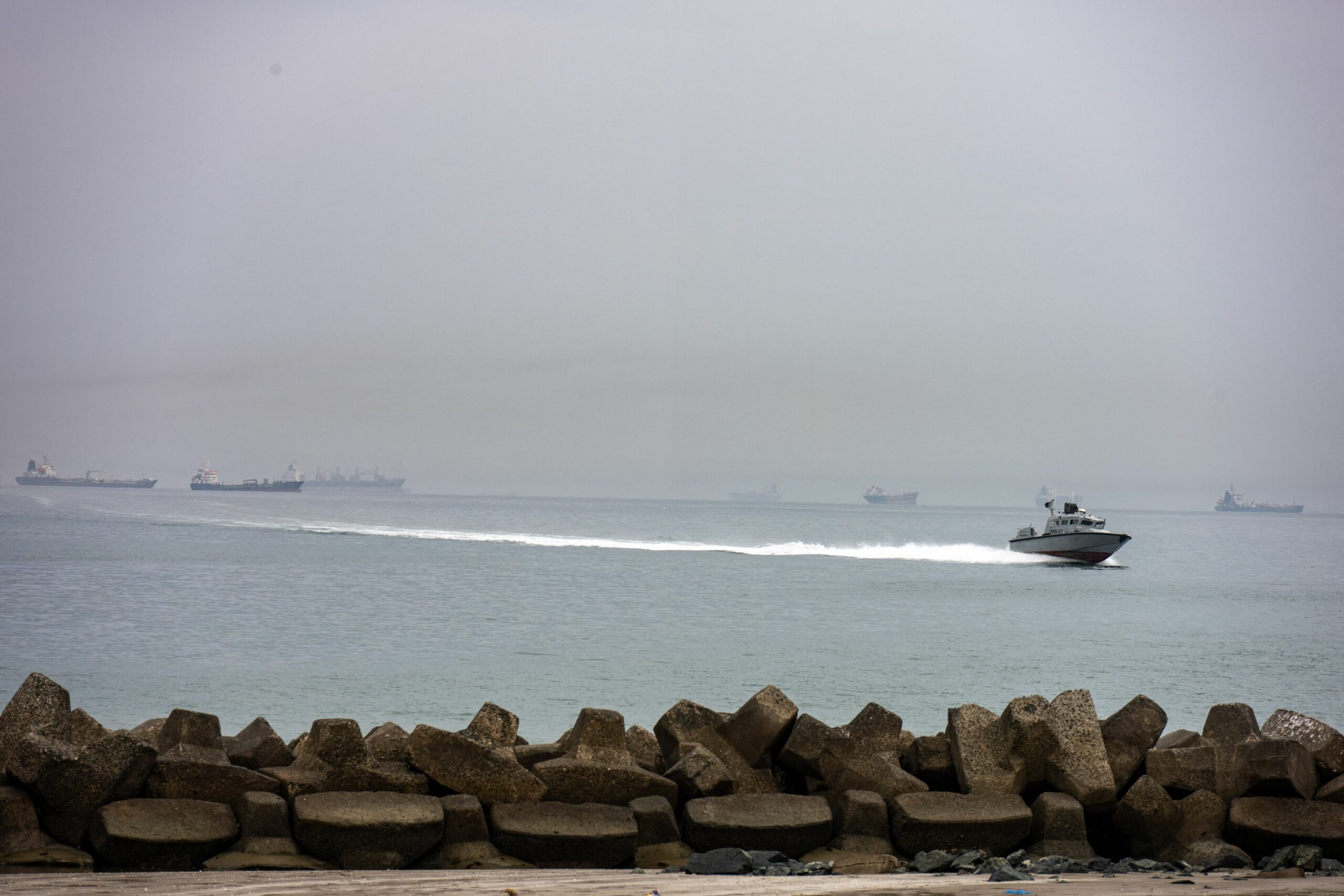 Mesaj sfidător din partea Iranului, în timp ce navele care încercau să traverseze Ormuz au raportat focuri de armă