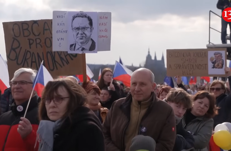 Mii de elevi și studenți, în stradă, la Praga, pentru susținerea radioului și a televiziunii publice