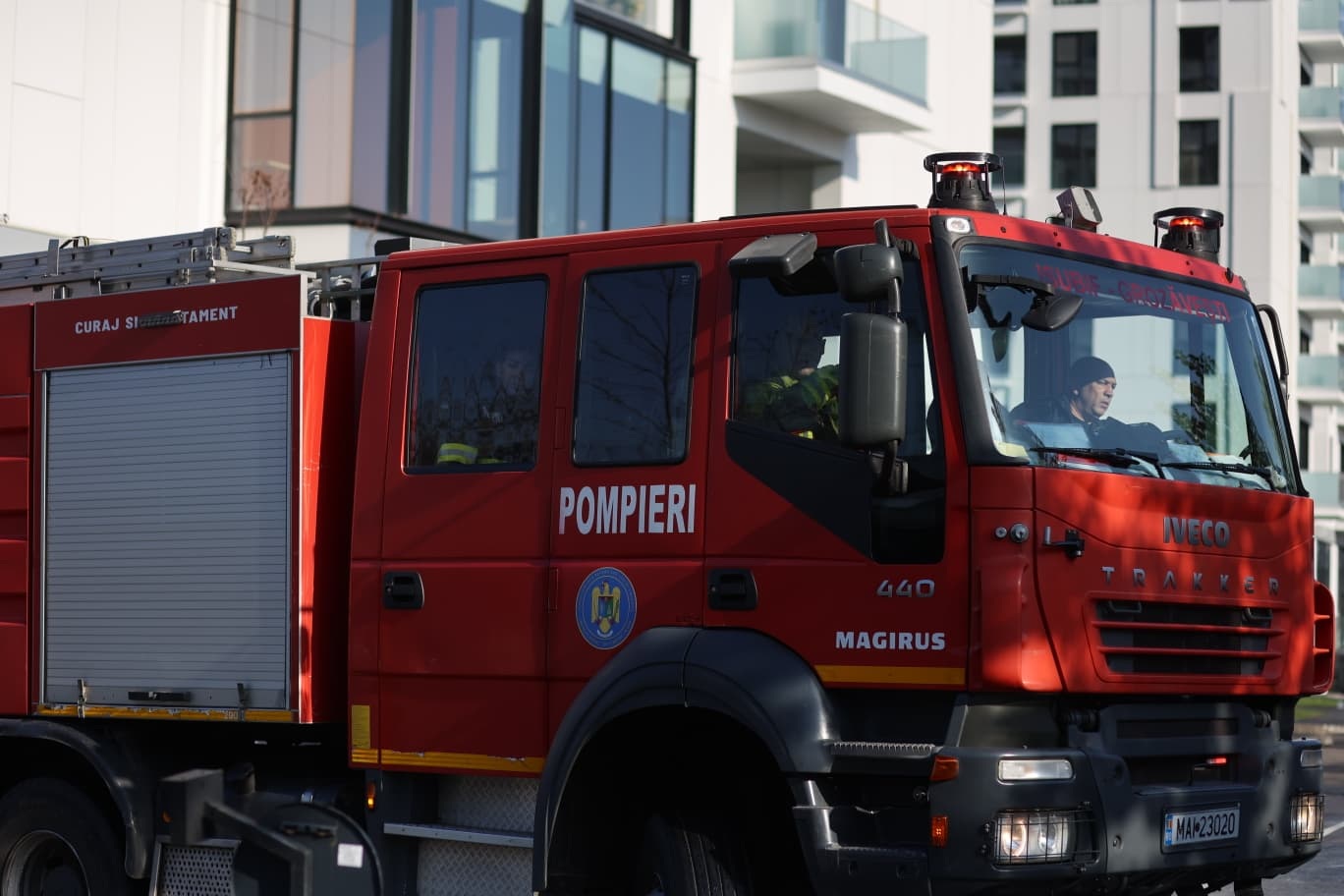 Mii de intervenții ale pompierilor în weekendul de Florii: sute de incendii și aproape 4.000 de persoane asistate