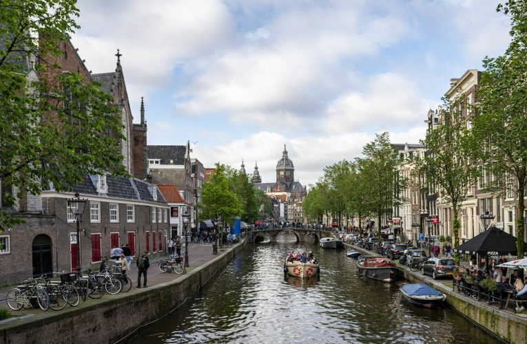 Mii de olandezi au sărbătorit ziua regelui pe străzile din Amsterdam